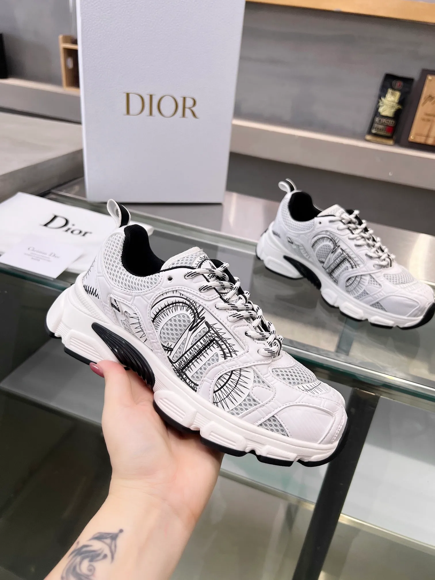 👟👟Ex-factory price 600👟👟 Women's shoes, women's clothing, women's shoes, women's clothing 2024's latest hot model Reba's brand new CHRONO shoes, the same model as Dior's DIOR, have a large amount of silver glossy structure and gray mesh material. The rebound of the sole has also been improved. The ultra-light outsole feels great👍👍👍. It has been increased by 5 centimeters. The recently popular thick-soled style makes you fall in love with it at first glance. The size is 35-40.